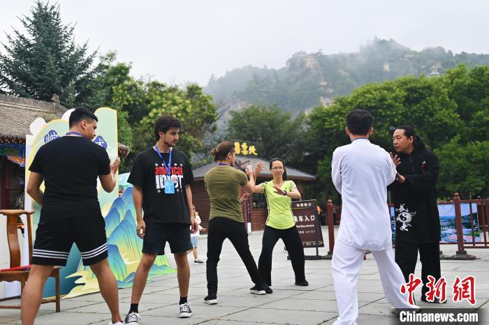 7月14日，甘肅省平?jīng)鍪嗅轻忌骄皡^(qū)內(nèi)，外籍武術(shù)愛(ài)好者學(xué)習(xí)崆峒派武術(shù)。7月13日至14日，“2024年北京體育大學(xué)第十五屆國(guó)際武術(shù)比賽交流大會(huì)暨首屆崆峒山國(guó)際武術(shù)大會(huì)”舉行，大會(huì)也在崆峒山景區(qū)進(jìn)行問(wèn)道崆峒、武術(shù)高級(jí)研修班、崆峒拜師等系列活動(dòng)。中新社記者 李亞龍 攝</p>
<p>