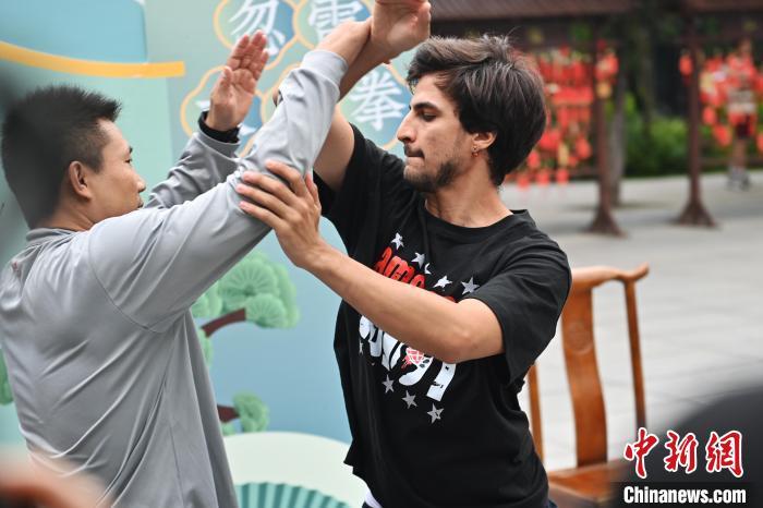 7月14日，甘肅省平?jīng)鍪嗅轻忌骄皡^(qū)內(nèi)，外籍武術(shù)愛(ài)好者(右)進(jìn)行忽雷太極拳切磋。7月13日至14日，“2024年北京體育大學(xué)第十五屆國(guó)際武術(shù)比賽交流大會(huì)暨首屆崆峒山國(guó)際武術(shù)大會(huì)”舉行，大會(huì)也在崆峒山景區(qū)進(jìn)行問(wèn)道崆峒、武術(shù)高級(jí)研修班、崆峒拜師等系列活動(dòng)。中新社記者 李亞龍 攝</p>
<p>