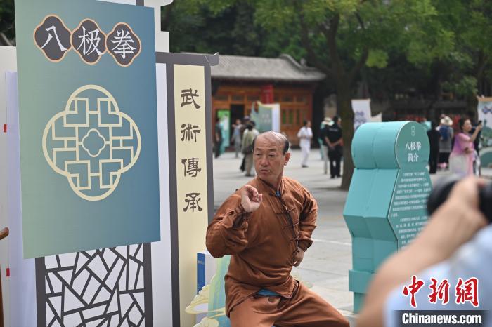 7月14日，甘肅省平?jīng)鍪嗅轻忌骄皡^(qū)內(nèi)，八極拳傳承人展示八極拳。7月13日至14日，“2024年北京體育大學(xué)第十五屆國(guó)際武術(shù)比賽交流大會(huì)暨首屆崆峒山國(guó)際武術(shù)大會(huì)”舉行，大會(huì)也在崆峒山景區(qū)進(jìn)行問(wèn)道崆峒、武術(shù)高級(jí)研修班、崆峒拜師等系列活動(dòng)。中新社記者 李亞龍 攝</p>
<p>