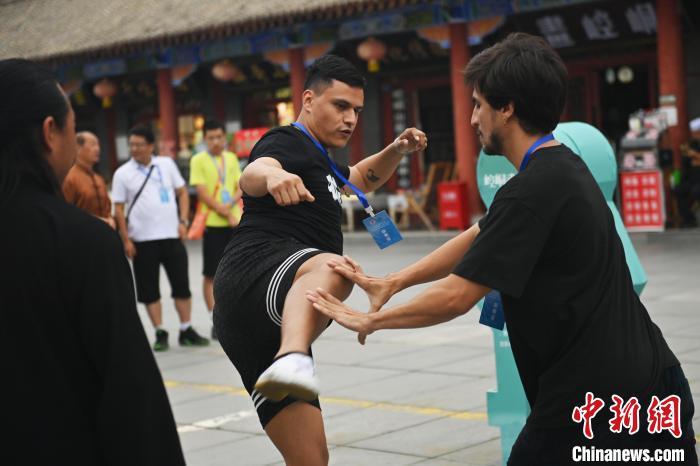7月14日，甘肅省平?jīng)鍪嗅轻忌骄皡^(qū)內(nèi)，外籍武術(shù)愛(ài)好者切磋武藝。7月13日至14日，“2024年北京體育大學(xué)第十五屆國(guó)際武術(shù)比賽交流大會(huì)暨首屆崆峒山國(guó)際武術(shù)大會(huì)”舉行，大會(huì)也在崆峒山景區(qū)進(jìn)行問(wèn)道崆峒、武術(shù)高級(jí)研修班、崆峒拜師等系列活動(dòng)。中新社記者 李亞龍 攝