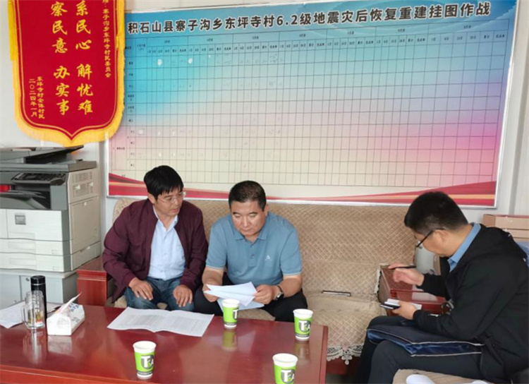 州縣紀委監(jiān)委機關聯(lián)合督查組對下沉干部 、駐村干部 、包村組長、村干部 “四級”干部履職到崗情況，以及工作日志和民情臺賬、訴求臺賬進行日常監(jiān)督檢查，壓實工作責任。.jpg