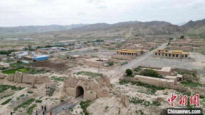 7月13日，位于山丹漢明長城遺址里的硤口古城。(無人機圖片) 　九美旦增 攝