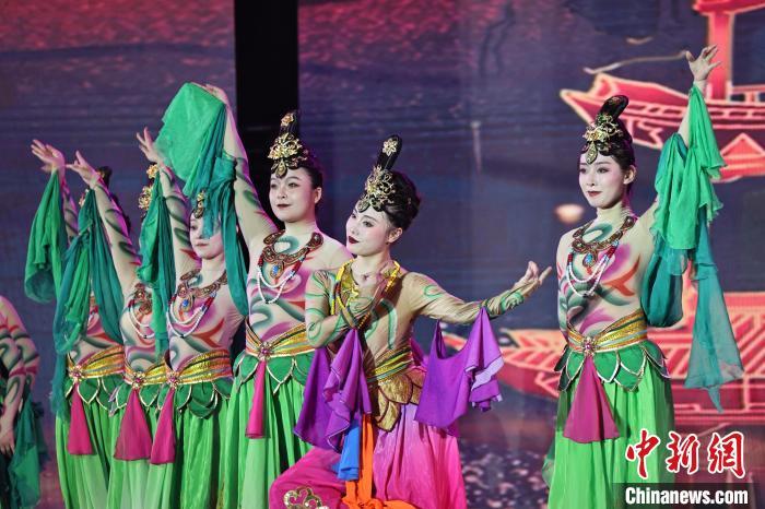 7月19日晚，第五屆黃河之濱文藝展演在蘭州體育文化廣場開幕。圖為開幕式演出敦煌舞蹈。張曦予 攝