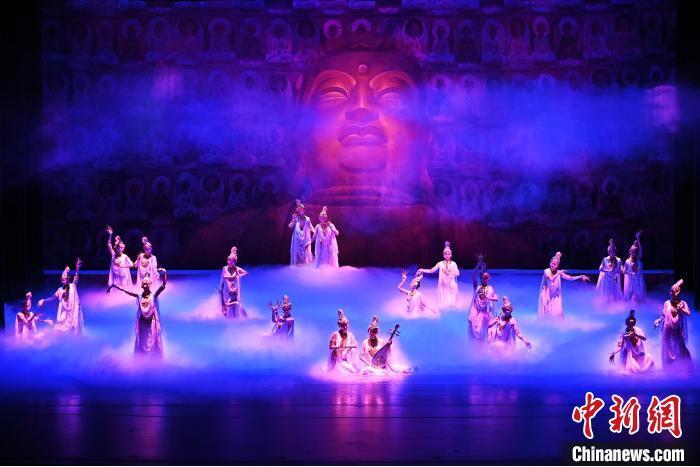 7月18日晚，中國經(jīng)典舞劇《絲路花雨》在甘肅蘭州黃河劇院進(jìn)行演出。中國經(jīng)典舞劇《絲路花雨》迎來45周年，7月17日-8月4日在蘭州開啟為期多天的駐場演出。該舞劇取材于敦煌莫高窟壁畫，集中國霓裳羽衣舞、敦煌舞、印度舞、黑巾舞、波斯馬鈴舞等于一身，自1979年演出至今，該劇先后在40多個國家和地區(qū)演出近4000場，觀眾550多萬人次。中新社記者 李亞龍 攝</p>
<p>