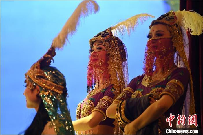 7月18日晚，中國經(jīng)典舞劇《絲路花雨》在甘肅蘭州黃河劇院進(jìn)行演出。中國經(jīng)典舞劇《絲路花雨》迎來45周年，7月17日-8月4日在蘭州開啟為期多天的駐場演出。該舞劇取材于敦煌莫高窟壁畫，集中國霓裳羽衣舞、敦煌舞、印度舞、黑巾舞、波斯馬鈴舞等于一身，自1979年演出至今，該劇先后在40多個國家和地區(qū)演出近4000場，觀眾550多萬人次。中新社記者 李亞龍 攝</p>
<p>