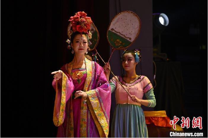 7月18日晚，中國經(jīng)典舞劇《絲路花雨》在甘肅蘭州黃河劇院進(jìn)行演出。中國經(jīng)典舞劇《絲路花雨》迎來45周年，7月17日-8月4日在蘭州開啟為期多天的駐場演出。該舞劇取材于敦煌莫高窟壁畫，集中國霓裳羽衣舞、敦煌舞、印度舞、黑巾舞、波斯馬鈴舞等于一身，自1979年演出至今，該劇先后在40多個國家和地區(qū)演出近4000場，觀眾550多萬人次。中新社記者 李亞龍 攝</p>
<p>