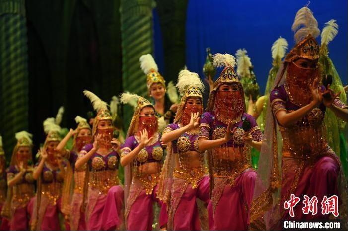 7月18日晚，中國經(jīng)典舞劇《絲路花雨》在甘肅蘭州黃河劇院進(jìn)行演出。中國經(jīng)典舞劇《絲路花雨》迎來45周年，7月17日-8月4日在蘭州開啟為期多天的駐場演出。該舞劇取材于敦煌莫高窟壁畫，集中國霓裳羽衣舞、敦煌舞、印度舞、黑巾舞、波斯馬鈴舞等于一身，自1979年演出至今，該劇先后在40多個國家和地區(qū)演出近4000場，觀眾550多萬人次。中新社記者 李亞龍 攝</p>
<p>