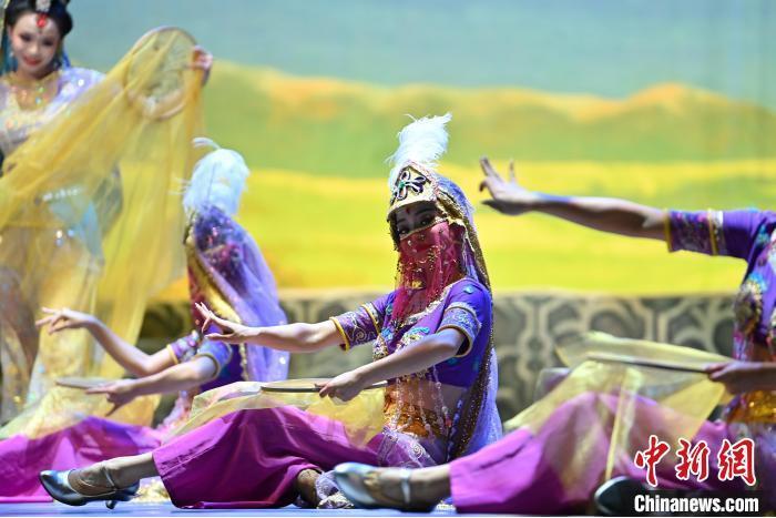 7月18日晚，中國經(jīng)典舞劇《絲路花雨》在甘肅蘭州黃河劇院進(jìn)行演出。中國經(jīng)典舞劇《絲路花雨》迎來45周年，7月17日-8月4日在蘭州開啟為期多天的駐場演出。該舞劇取材于敦煌莫高窟壁畫，集中國霓裳羽衣舞、敦煌舞、印度舞、黑巾舞、波斯馬鈴舞等于一身，自1979年演出至今，該劇先后在40多個國家和地區(qū)演出近4000場，觀眾550多萬人次。中新社記者 李亞龍 攝</p>
<p>