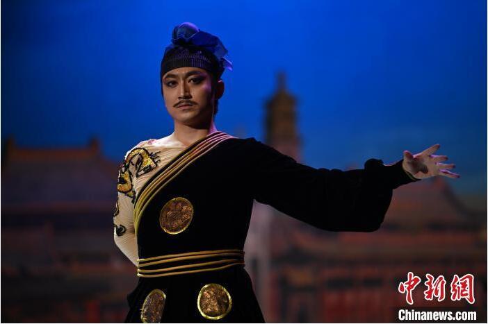 7月18日晚，中國經(jīng)典舞劇《絲路花雨》在甘肅蘭州黃河劇院進(jìn)行演出。中國經(jīng)典舞劇《絲路花雨》迎來45周年，7月17日-8月4日在蘭州開啟為期多天的駐場演出。該舞劇取材于敦煌莫高窟壁畫，集中國霓裳羽衣舞、敦煌舞、印度舞、黑巾舞、波斯馬鈴舞等于一身，自1979年演出至今，該劇先后在40多個國家和地區(qū)演出近4000場，觀眾550多萬人次。中新社記者 李亞龍 攝