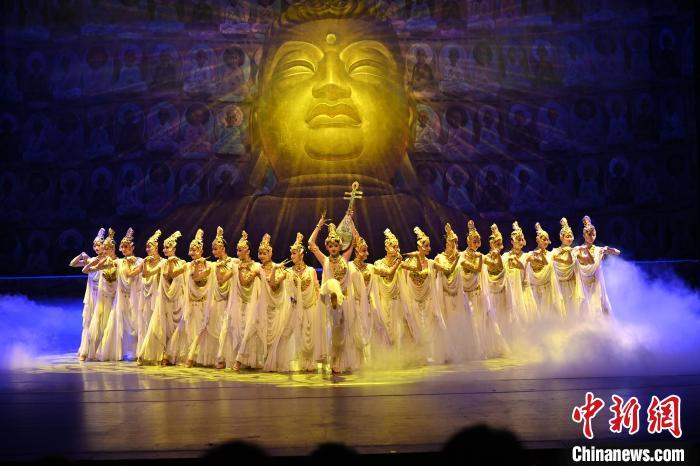 7月18日晚，中國(guó)經(jīng)典舞劇《絲路花雨》在甘肅蘭州黃河劇院演出。李亞龍 攝
