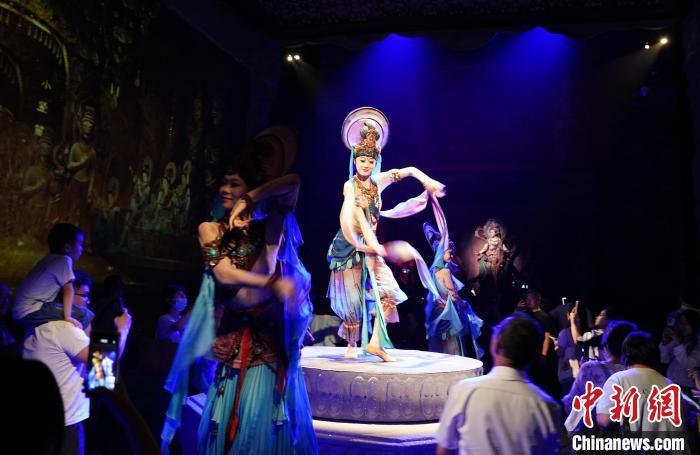 《樂(lè)動(dòng)敦煌》是全球首部洞窟式沉浸體驗(yàn)劇，利用真人與數(shù)字影像虛實(shí)交換實(shí)現(xiàn)沉浸式體驗(yàn)。圖為2023年8月28日晚，《樂(lè)動(dòng)敦煌》演出。(資料圖)中新社記者 毛建軍 攝