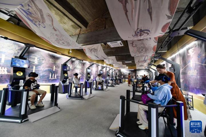 7月22日，游客線下體驗“尋境敦煌——數(shù)字敦煌沉浸展”。新華社記者 郎兵兵 攝</p>
<p>