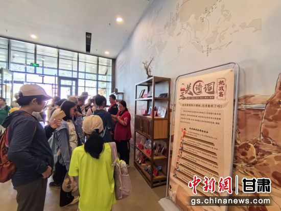 近日，玉門關遺址景區(qū)開啟了一場精彩紛呈的玉關詩詞挑戰(zhàn)賽，吸引眾多游人參與其中。玉門關遺址景區(qū)供圖