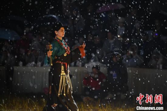 圖為2024年8月6日晚大賽現(xiàn)場模特進(jìn)行比賽。李亞龍 攝