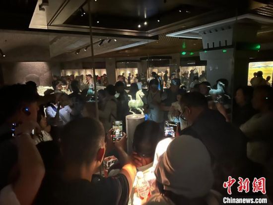 8月17日至23日，“濃濃民族情 兩岸一家親”臺(tái)灣同胞參訪團(tuán)甘肅行交流活動(dòng)在甘肅展開(kāi)。圖為臺(tái)胞參觀甘肅省博物館。中新社記者 閆姣 攝