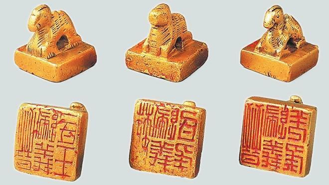 從左至右依次為“晉歸義羌侯”金印、“晉歸義氐王”金印、“魏歸義氐侯”金印