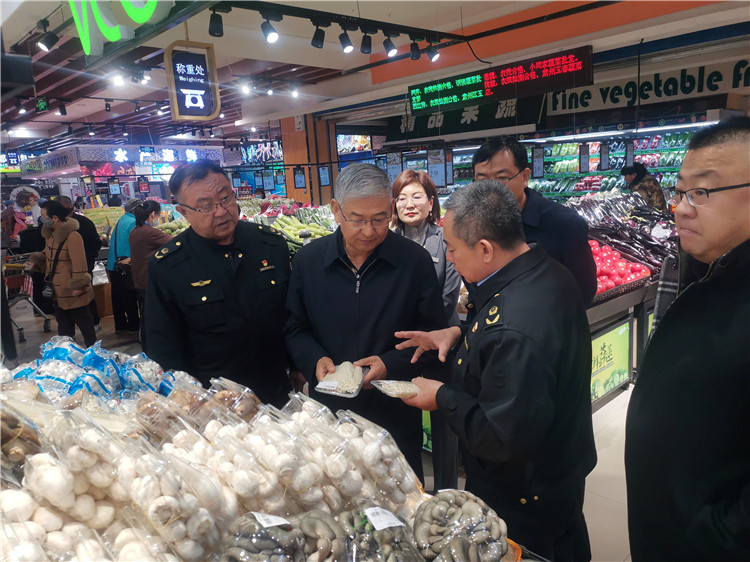 圖為市委常委、市紀(jì)委書記、市監(jiān)委主任張學(xué)勇調(diào)研食品安全責(zé)任包保企業(yè)西部天地商貿(mào)有限責(zé)任公司.jpg