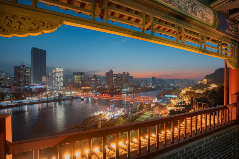 國網(wǎng)甘肅電力：堅守保電一線 點(diǎn)亮璀璨年味